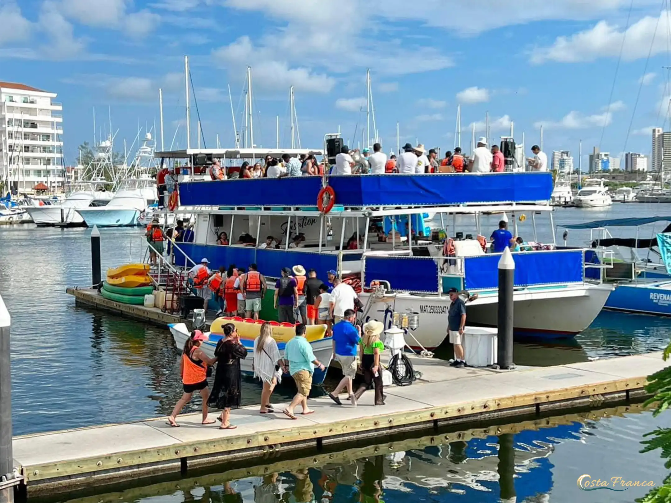 Turistas abordando el paseo Sensation Catamarán en la marina de Mazatlán, Sinaloa