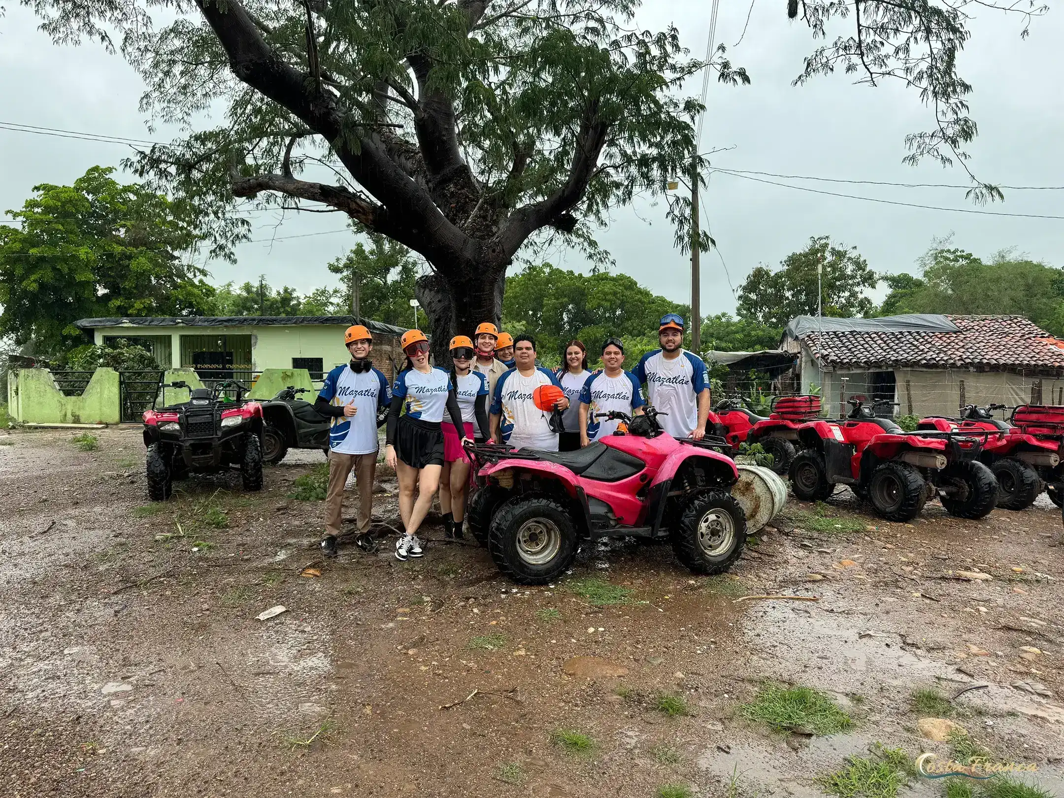Grupo de turistas con cuatrimotos listos para el tour en Veranos, Mazatlán, Sinaloa
