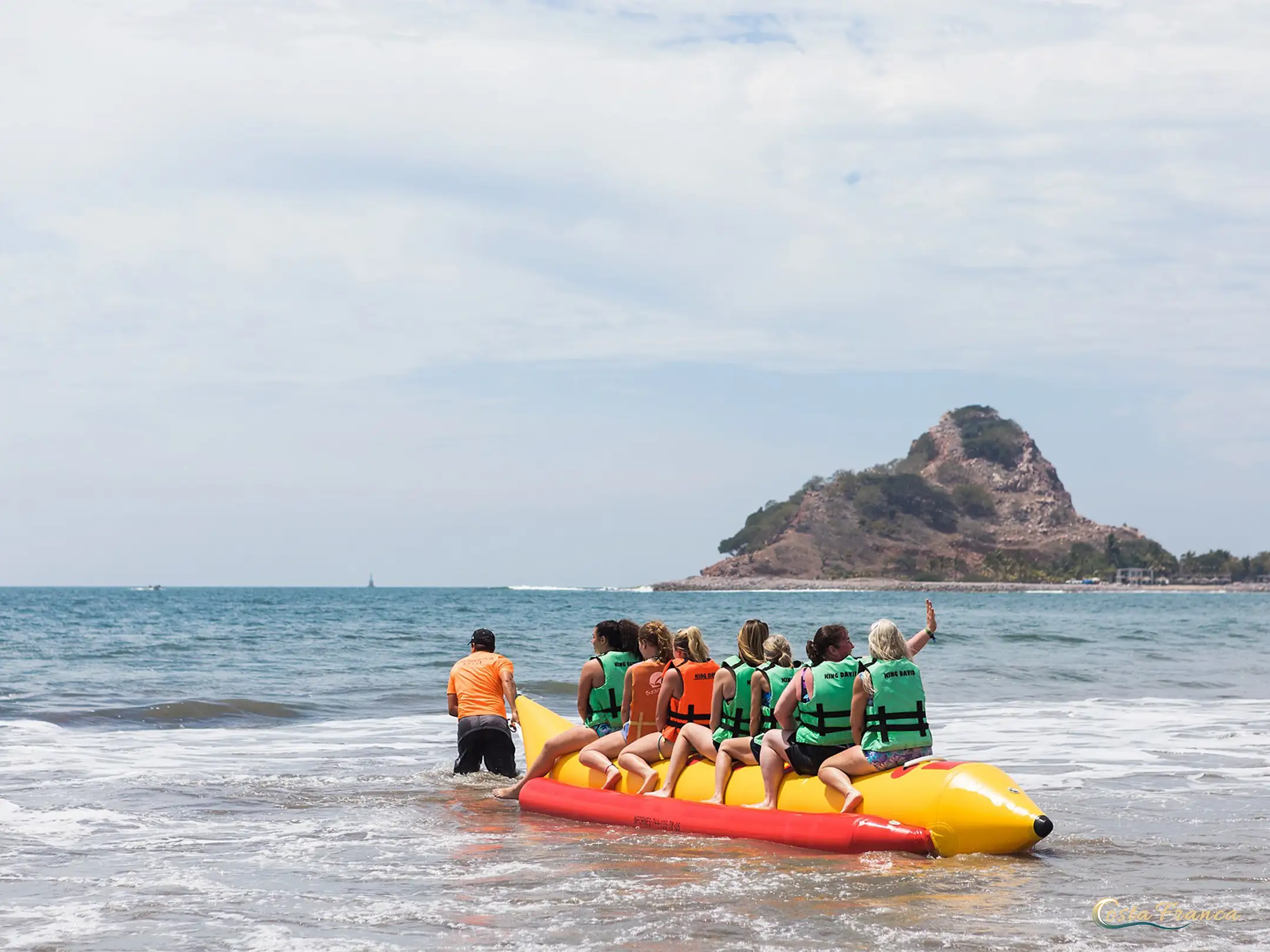 Catamarán Isla de la Piedra abordando turistas en el puerto de Mazatlán