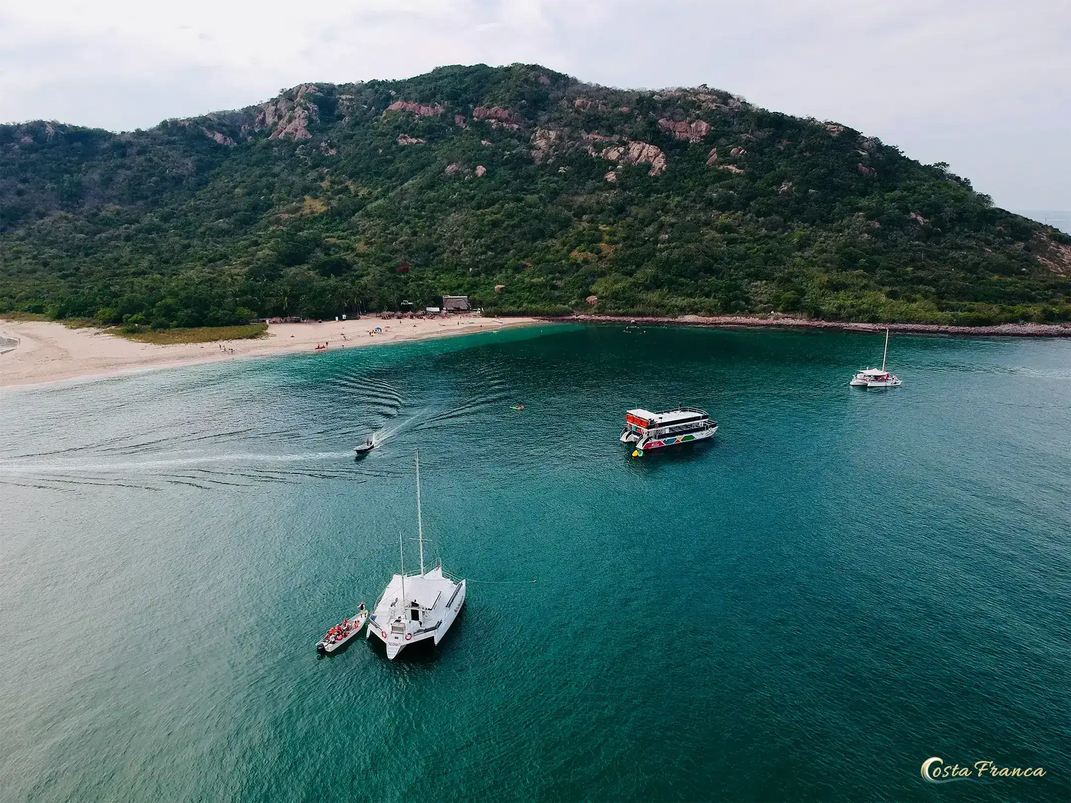Vista aérea de catamarán llegando a la playa en el paseo a Isla Venados, Mazatlán
