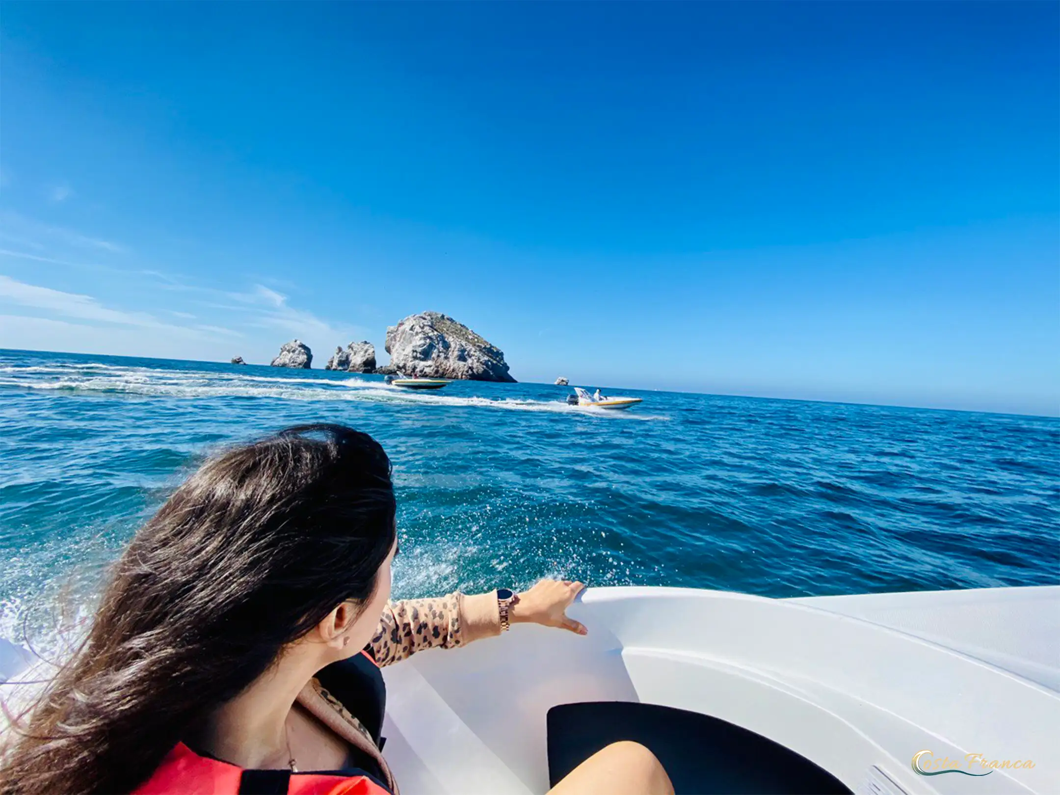 Vista en primera persona de turista conduciendo en el tour de Speed Boats hacia las formaciones rocosas en Mazatlán